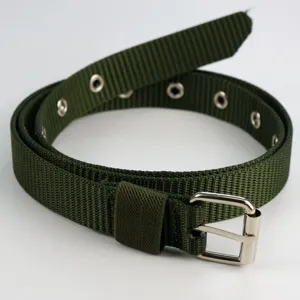 Détail de ceinture en toile de nylon vert armée, avec boucle et œillets en métal.