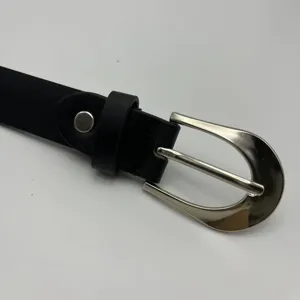 Ceinture fine noire pour femme avec boucle ardillon en métal argenté élégante