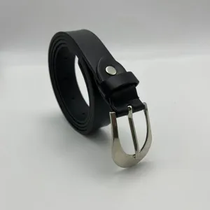 Ceinture fine noire en TPU pour femme avec boucle ardillon argentée élégante.