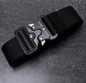 Ceinture tactique en toile pour homme avec boucle métallique robuste à dégagement rapide noir.