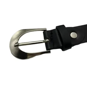 Ceinture fine noire pour femme avec boucle ardillon argentée, accessoire polyvalent.