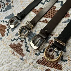 Casual lederen riem voor dames en heren met stijlvolle metalen gesp en sterke kwaliteit.