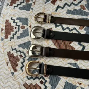 Casual kunstlederen riem met metalen gesp voor dames en heren, stijlvol ontwerp voor dagelijks.