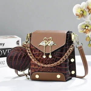 Sac bandoulière marron motif crocodile, petit sac carré mignon avec pendentif cygne.