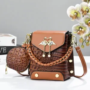 Petit sac bandouliere carre marron motif crocodile avec porte-monnaie et charm cygne.