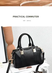 Vue détaillée du sac à main noir pour femme avec boucles métalliques et bandoulière chic.