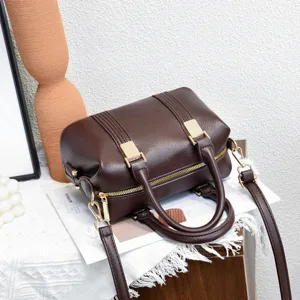 Élégante sac bandoulière marron pour femme, sac à main polyvalent avec finitions métalliques dorées.
