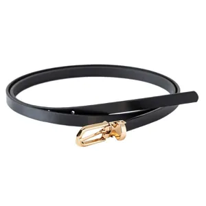 Ceinture fine noire pour femme en cuir avec boucle ardillon dorée accessoire élégant.