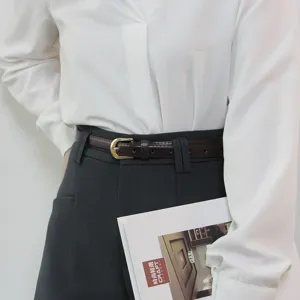 Ceinture fine en cuir marron pour femme avec boucle dorée, accessoire polyvalent