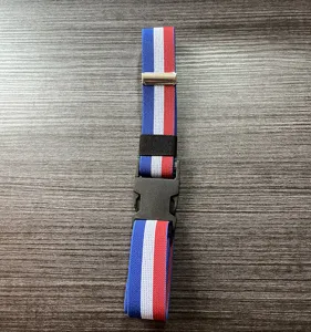 Vue détaillée de la ceinture élastique extensible avec des rayures et une boucle.