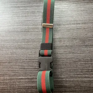 Ceinture élastique pour femme avec des bandes rouges et vertes et une boucle pour jeans.