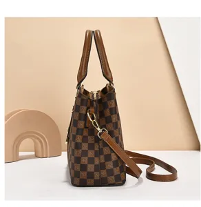 Vue détaillée du sac à main élégant à motif quadrillé avec poignées et bandoulière réglable.