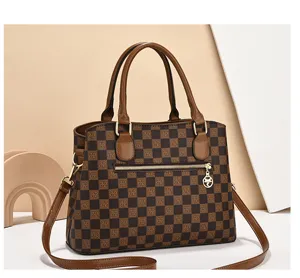 Élégant sac à main marron à carreaux pour femme avec bandoulière et poignées supérieures.