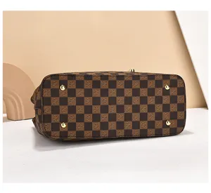 Vue détaillée du fond du sac à main de luxe pour femme avec motif à carreaux et pieds dorés.