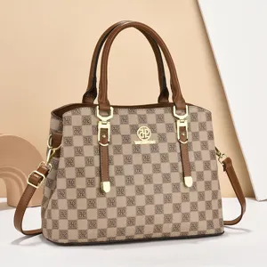 Sac à main élégant pour femme avec motif monogramme, poignées marron et bandoulière.