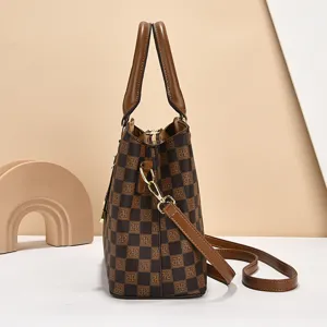 Sac à main élégant à motif carreaux pour femme, sac bandoulière et porté épaule chic et tendance.