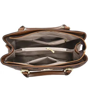Sac à main élégant pour femmes avec compartiments spacieux et design monogramme.