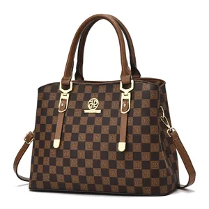 Élégant sac à main pour femme à motif écossais marron avec poignées et bandoulière.