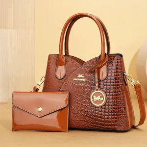 Borsa tote rétro in pelle verniciata marrone con pochestta abbinata, elegante tracolla.