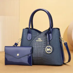 Dettaglio borsa a mano testurizzata blu lucido con pelle di qualità e finiture metalliche.