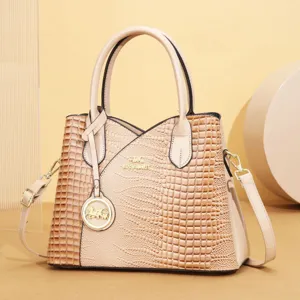 Vista dettagliata dell'elegante borsa tote con stampa coccodrillo e finiture dorate.