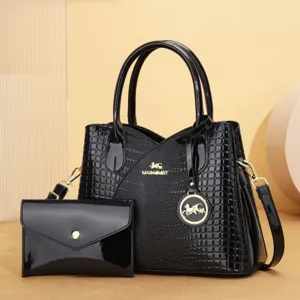 Borsa tote in pelle verniciata nera con motivo coccodrillo, manico e tracolla regolabile.