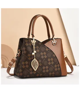 Elegante bolso de mano marrón para mujer a cuadros con colgante de hoja y cómoda correa.