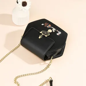 Elegante schwarze Damen Umhängetasche mit Katzen Anhänger und goldener Kette für den Alltag.