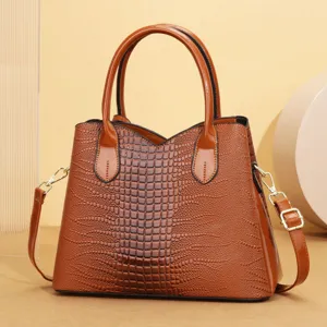 Borsa a tracolla in vernice marrone con stampa coccodrillo, interno capiente e dettagli dorati.