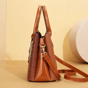 Vista dettagliata della borsa a mano marrone strutturata con design misto e tracolla.