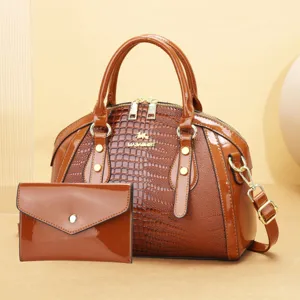 Ensemble de sac à main en cuir vernis marron avec motif crocodile et pochette assortie.