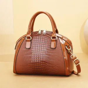 Sac à main en cuir vernis marron avec design croco, quincaillerie dorée et bandoulière.