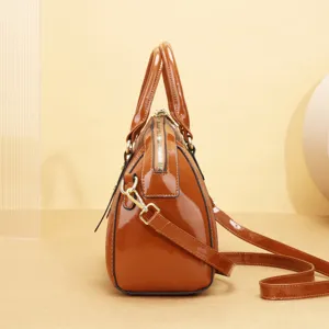 Elégante sac à main pour femme en cuir verni marron, grande capacité bandoulière fourre-tout.