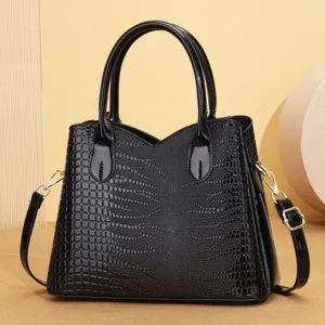 Dettagli della borsa tote retrò in pelle verniciata nera con elegante trama coccodrillo dorata.