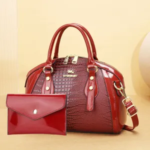 Ensemble de sac à main rouge brillant effet croco, grand sac fourre-tout avec pochette assortie.