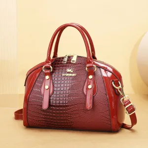 Sac à main en cuir verni rouge avec motif crocodile, poignée et bandoulière pour femmes.