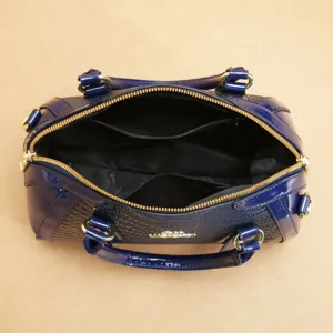 Sac à main Boston en cuir verni bleu foncé, fermeture éclair supérieure, intérieur spacieux.