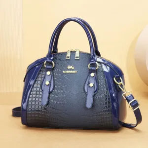 Vue détaillée du sac à main bleu vernis gaufré avec accessoires dorés et texture raffinée.