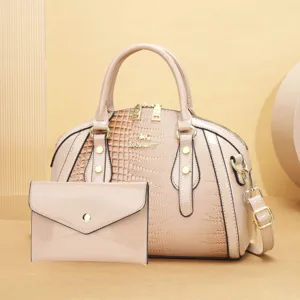 Ensemble de sac à main en cuir vernis beige avec panneau gaufré croco et bandoulière.