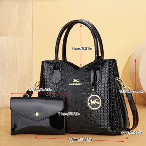 Borsa a mano tote in vera pelle verniciata nera con pochette abbinata e dimensioni.