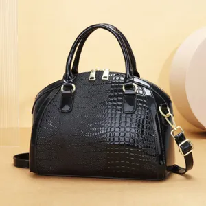 Élégant sac à main vernis noir doté d'un panneau croco et de superbes finitions dorées.