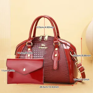 Ensemble de sac à main en cuir verni rouge effet croco, sac porté épaule et pochette élégante.