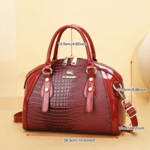 Sac à main en cuir verni rouge avec motif crocodile, poignées supérieures et bandoulière.