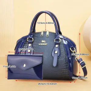 Détail du sac à main en cuir vernis bleu affichant les dimensions, anses et bandoulière.