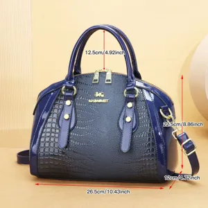 Vue rapprochée du sac à main en cuir verni bleu avec motif crocodile et quincaillerie dorée.