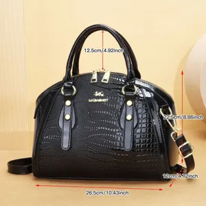 Sac à main noir en cuir verni effet croco, poignées supérieures et bandoulière réglable.