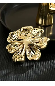 Exquisites Pfingstrosen Blumen Brosche Detail, elegante Mode Metall Accessoires für Mäntel.