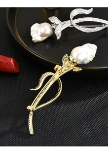 Exquisite baroque freshwater pearl flower brooch, elegant metal rhinestone tulip pin for women.