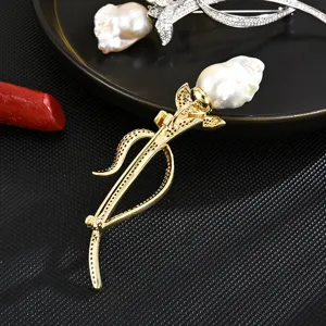 Elegant baroque freshwater pearl flower brooch exquisite metal rhinestone pin for women outfit