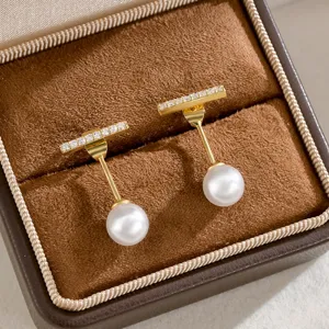 Elegantes pendientes de perlas chapados en oro con barra de diamantes de imitación para uso diario.